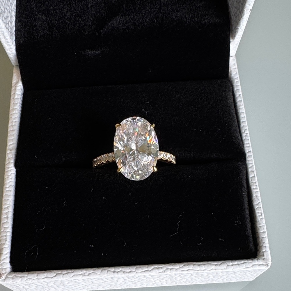 Beautiful simulated Diamond Ring, 925 Sterling Silver 18K White Gold